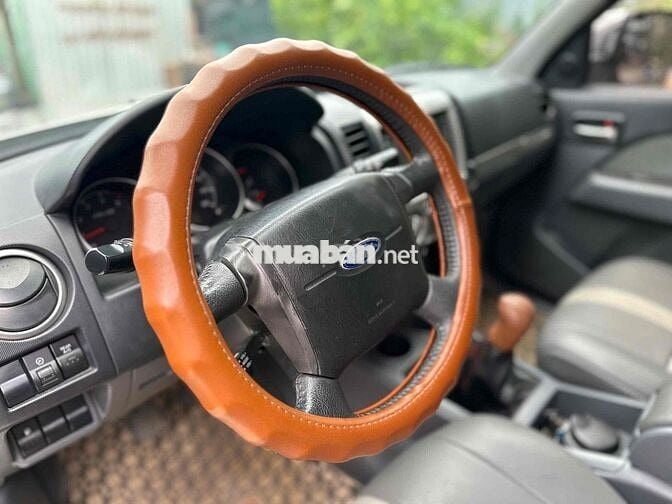 Ford Everest 2014 2.5MT Số sàn Bạc