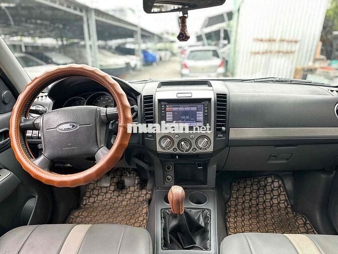 Ford Everest 2014 2.5MT Số sàn Bạc