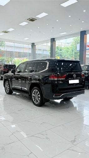 Land Cruiser LC300 sản xuất 2024 siêu lướt, full Bodykit và PPF.