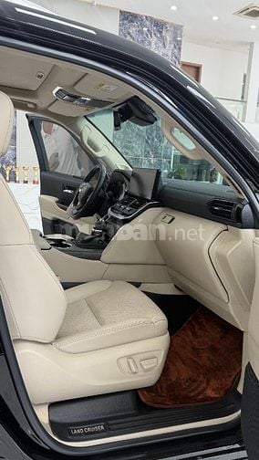 Land Cruiser LC300 sản xuất 2024 siêu lướt, full Bodykit và PPF.