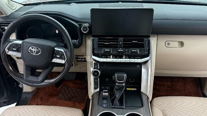 Land Cruiser LC300 sản xuất 2024 siêu lướt, full Bodykit và PPF.