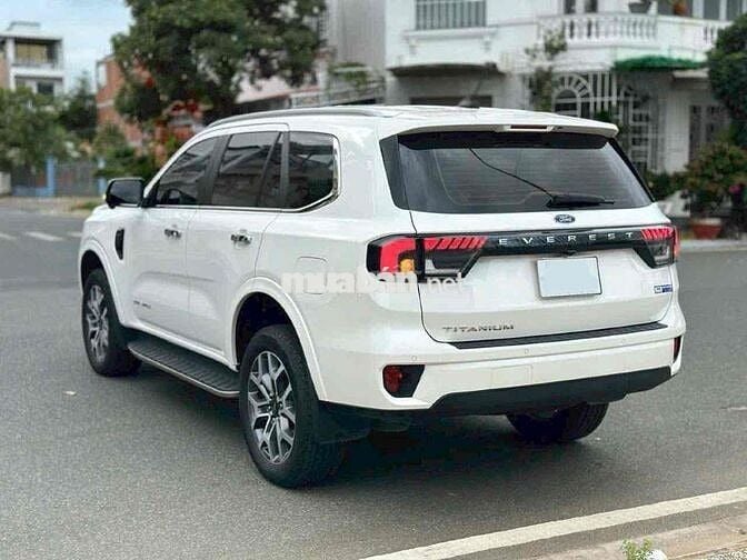 Ford Everest Titanium 2025 Trắng 48.700 km