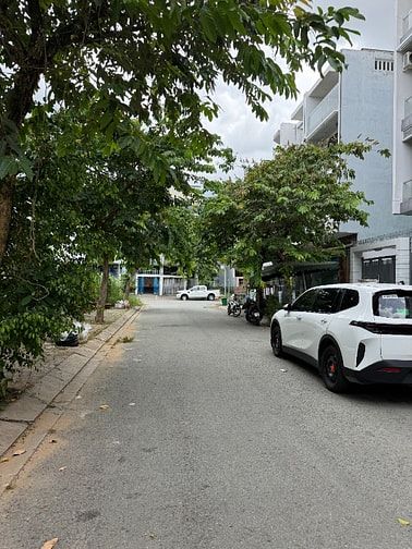 Bán nhà 10x20m, có Hầm+ 3 lầu KDC Dương Hồng Xã Binh Hưng,B Chánh