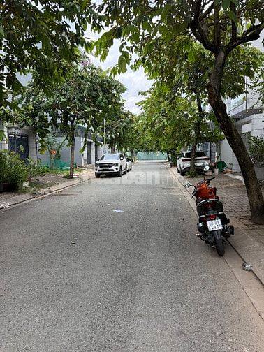 Bán nhà 10x20m, có Hầm+ 3 lầu KDC Dương Hồng Xã Binh Hưng,B Chánh