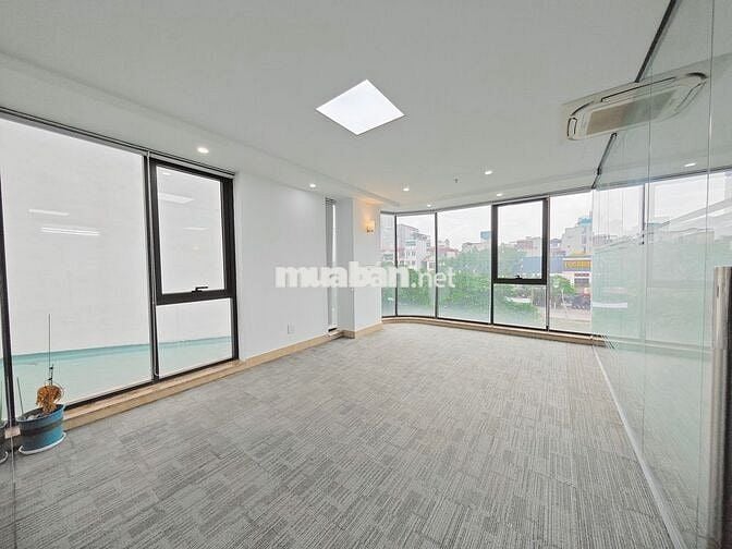 Cho thuê sàn văn phòng Khương Đình 190m2 28tr lô góc full kính 