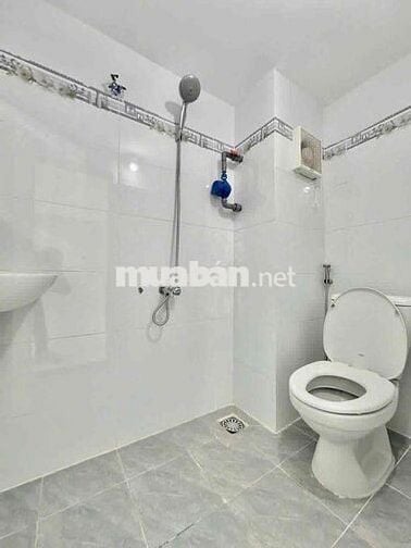 Phòng gác ban công riêng , ngay Phạm Văn Đồng