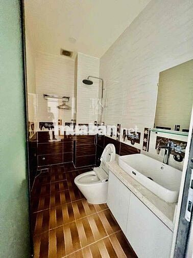 Cho Thuê Nhà Sân Đậu Ôtô DT 4x22 1Trệt 1Lầu 3Pn 2Wc Hẻm Tải Ban Công