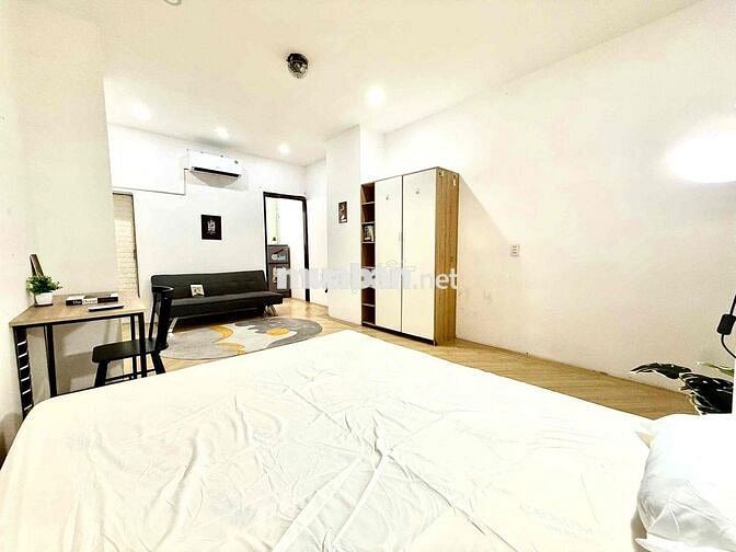 Cho thuê căn hộ dịch vụ 2 phòng ngủ có ban công cực rộng rãi