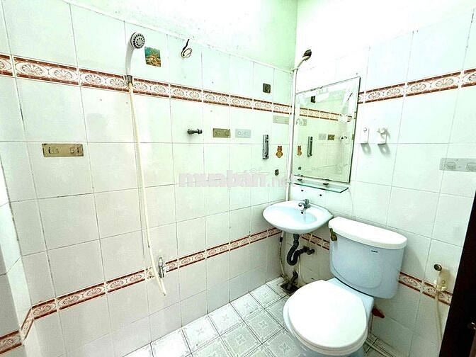 Cho thuê căn hộ dịch vụ 2 phòng ngủ có ban công cực rộng rãi