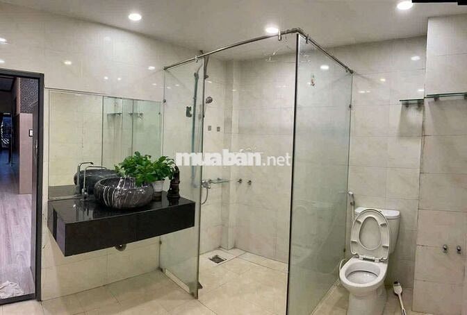 🧡🧡cho thuê nhà 2 tầng   2 mặt kiêt oto ông ích khiêm thoáng mát.