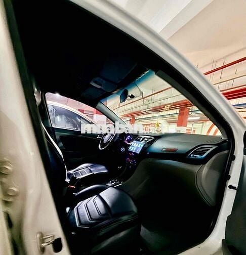 Hyundai Accent Hatchback Trắng 5 chỗ
