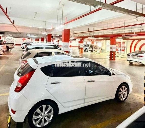 Hyundai Accent Hatchback Trắng 5 chỗ