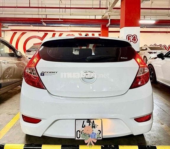 Hyundai Accent Hatchback Trắng 5 chỗ