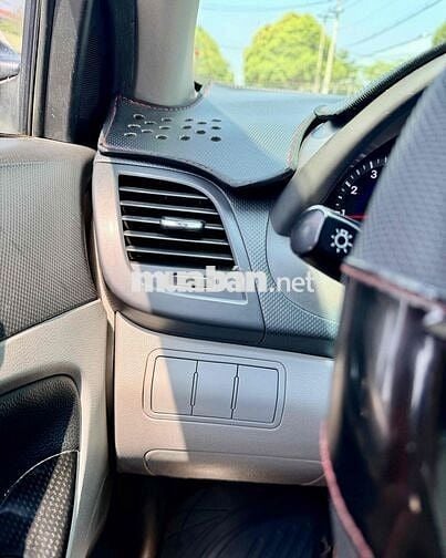 Hyundai Accent Hatchback Trắng 5 chỗ