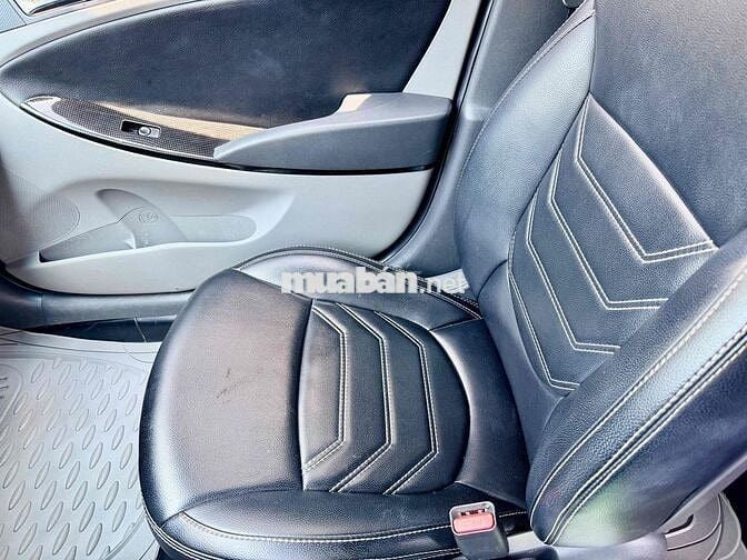 Hyundai Accent Hatchback Trắng 5 chỗ