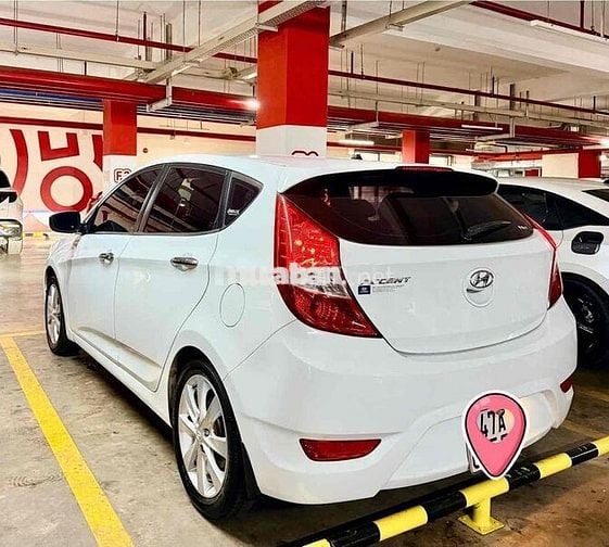 Hyundai Accent Hatchback Trắng 5 chỗ