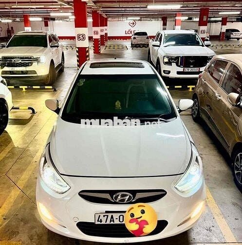 Hyundai Accent Hatchback Trắng 5 chỗ