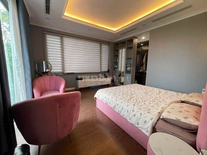 Bán nhà phố Trần Quốc Hoàn, 5 tầng, 100m2, có vỉa hè, ô tô đừng đỗ