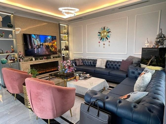 Bán nhà phố Trần Quốc Hoàn, 5 tầng, 100m2, có vỉa hè, ô tô đừng đỗ