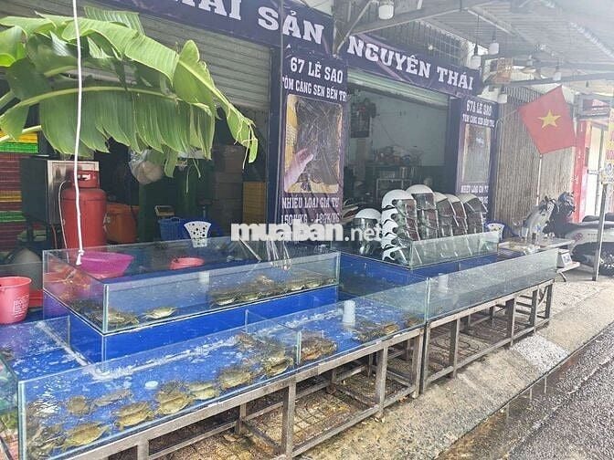 nhân viên giao hàng bán hàng vựa hải sản 