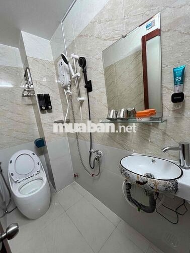 Cho thuê phòng 20m2 mặt tiền 6 Hồ Hảo Hớn,Q1