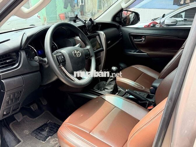 Toyota Fortuner 2019 Số sàn Dầu 7 chỗ Nâu