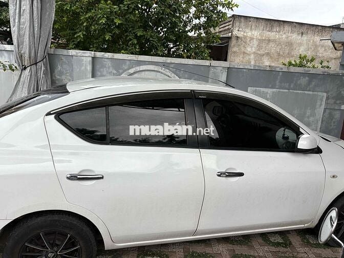 Nissan Sunny Trắng