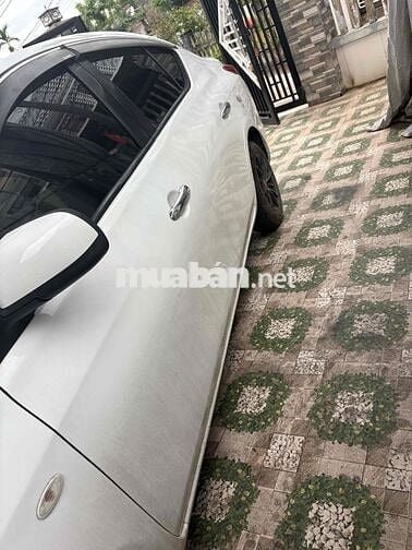 Nissan Sunny Trắng