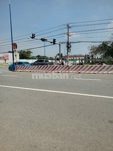 Nhà mặt tiền10 m đường bê tông hướng chánh nam nhà đút một trệt 1 lầu.