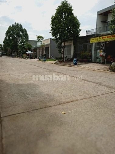 Nhà mặt tiền10 m đường bê tông hướng chánh nam nhà đút một trệt 1 lầu.