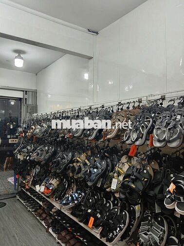 NHÂN VIÊN NAM BÁN GIÀY DÉP BUỔI TỐI TẠI GÒ VẤP