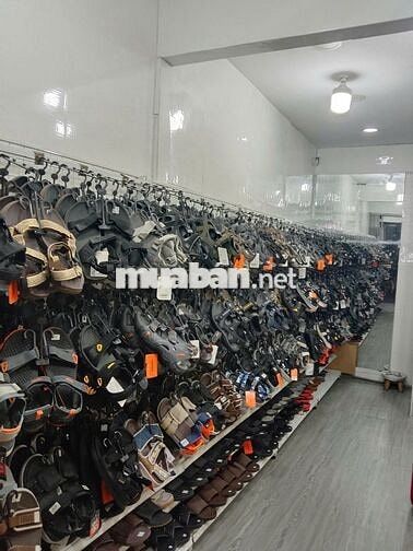 NHÂN VIÊN NAM BÁN GIÀY DÉP BUỔI TỐI TẠI GÒ VẤP