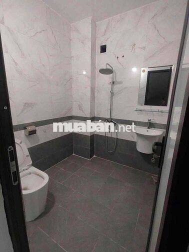 CHO THUÊ NGUYÊN CĂN NHÀ BÁT KHỐI - CỰ KHỐI - Ô TÔ MORNING ĐỖ GẦN - 3PN