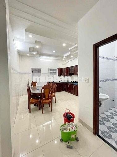 CHỦ GỬI CHO THUÊ NHÀ TRỆT 2 LẦU CÓ NỘI THẤT KDC HỒNG PHÁT