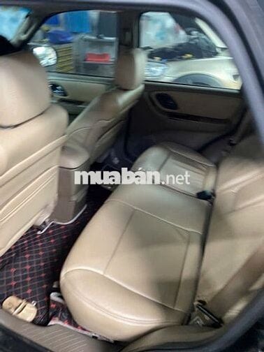 Ford Escape 5 chỗ màu Đen