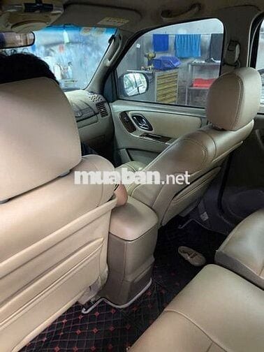Ford Escape 5 chỗ màu Đen