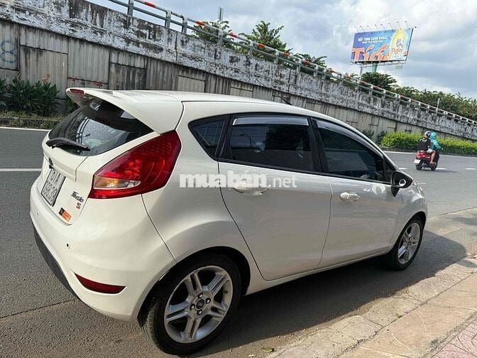 Ford Fiesta Hatchback 2013 Tự động Trắng