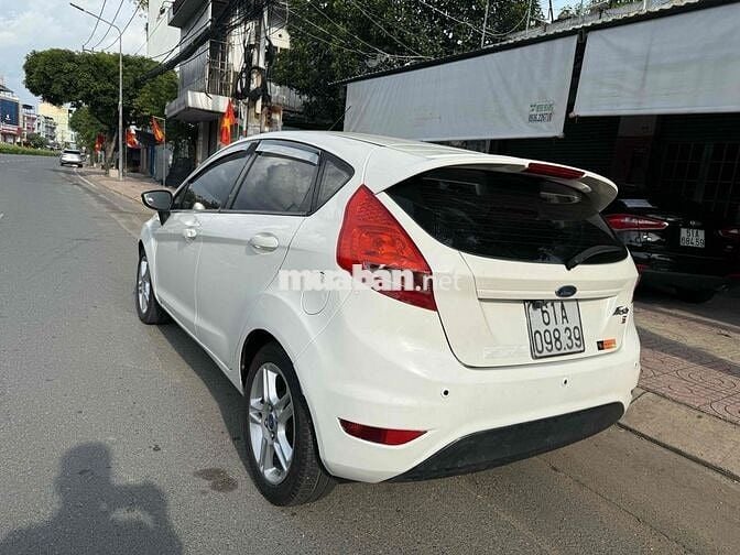 Ford Fiesta Hatchback 2013 Tự động Trắng