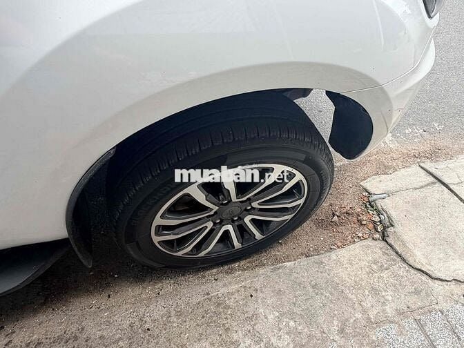 Ford Everest Titanium 2021 Trắng