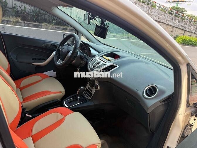 Ford Fiesta Hatchback 2013 Tự động Trắng