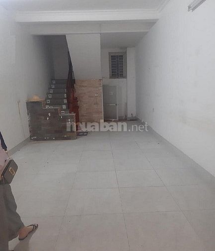 Cho thuê nhà ngõ 215 Trần Quốc Hoàn, 36m2 x 6 tầng - ô tô đậu cửa