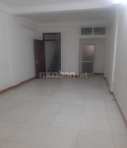 Cho thuê nhà ngõ 215 Trần Quốc Hoàn, 36m2 x 6 tầng - ô tô đậu cửa