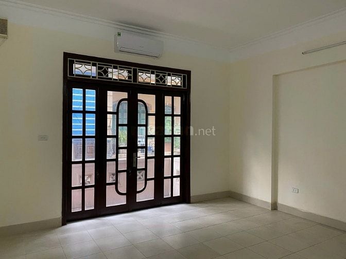 Cho thuê nhà nguyên căn 4 tầng khu phân lô tại Trung Kính ngõ Ô TÔ