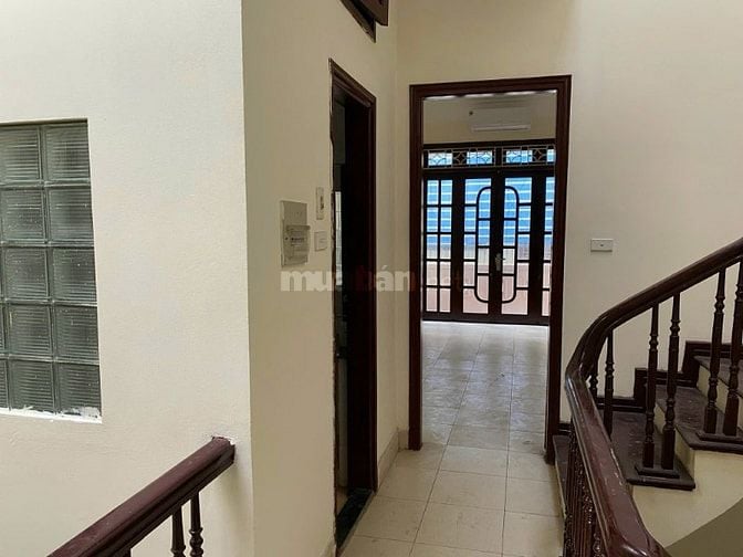 Cho thuê nhà nguyên căn 4 tầng khu phân lô tại Trung Kính ngõ Ô TÔ