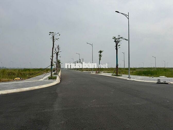 Sang nhượng lô đất nền mặt tiền đường 18m đối diện KCN Tân Đô