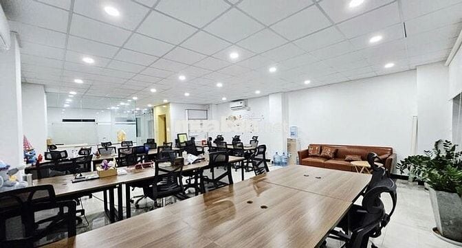 Cho thuê VP 75m2 chỉ 15tr, sẵn nội thất làm việc - Vạn Phúc City