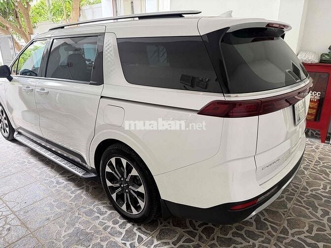 Kia Carnival Premium 7S màu trắng 2023