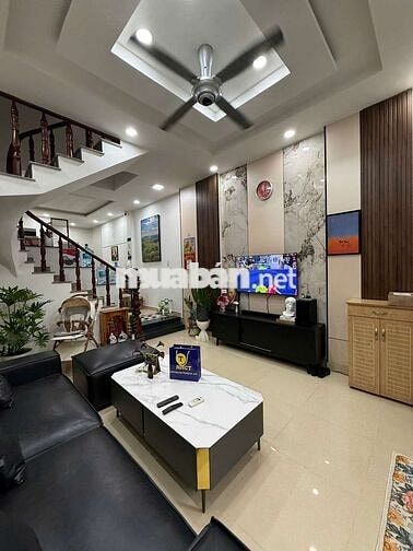 BÁN GẤP NHÀ SÁT MT QL13, 3 TẦNG HẺM XE TẢI.