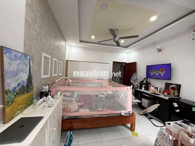 BÁN GẤP NHÀ SÁT MT QL13, 3 TẦNG HẺM XE TẢI.
