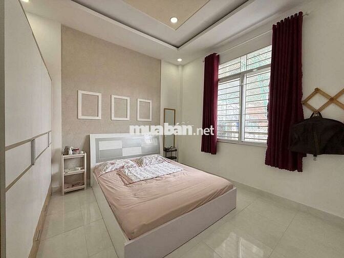 BÁN GẤP NHÀ SÁT MT QL13, 3 TẦNG HẺM XE TẢI.